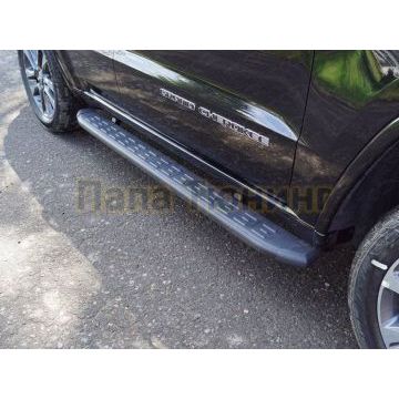 Пороги алюминиевые с пластиковой накладкой (карбон черные)  1820 мм ТСС для Jeep Grand Cherokee 2017-