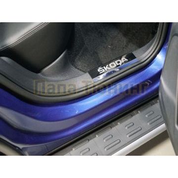 Накладки на пластиковые пороги (лист зеркальный надпись Skoda) 4шт ТСС для Skoda Karoq 2020-