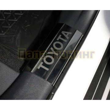 Накладки на пластиковые пороги (лист зеркальный надпись Toyota) 4 шт ТСС для Toyota RAV4 2019-