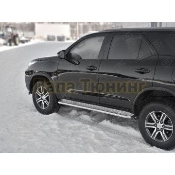 Пороги труба d42 с листом (Лист алюм, проф. нерж) (вариант 1) РусСталь для Toyota Fortuner 2020-