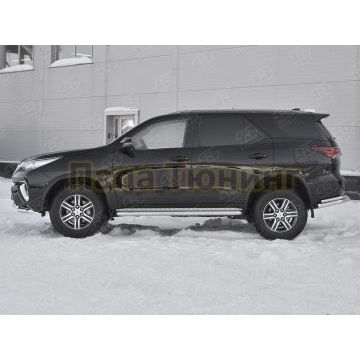 Пороги труба d57 с листом (Лист алюм, проф.сталь) (вариант 2) РусСталь для Toyota Fortuner 2020-