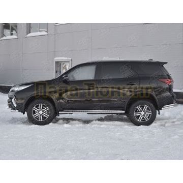 Пороги труба 120х60 овал с проступью(Лист алюм пыльник) РусСталь для Toyota Fortuner 2020-