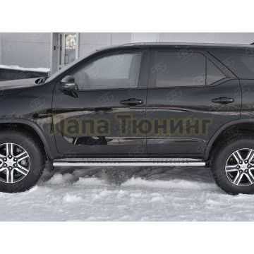 Пороги труба 120х60 овал с проступью(Лист алюм пыльник) РусСталь для Toyota Fortuner 2020-
