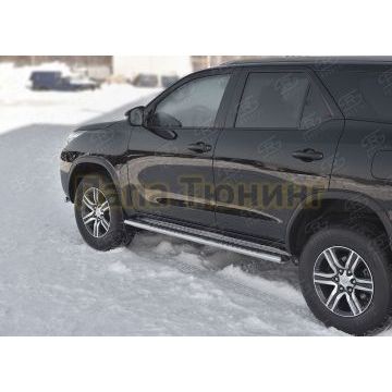 Пороги труба 120х60 овал с проступью(Лист алюм пыльник) РусСталь для Toyota Fortuner 2020-