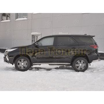 Пороги труба 75х42 овал с проступью(Лист алюм пыльник) РусСталь для Toyota Fortuner 2020-