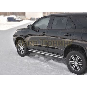 Пороги труба 75х42 овал с проступью(Лист алюм пыльник) РусСталь для Toyota Fortuner 2020-
