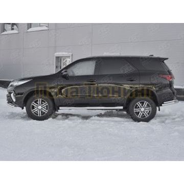 Пороги труба d76 с накладкой (вариант 2) РусСталь для Toyota Fortuner 2020-