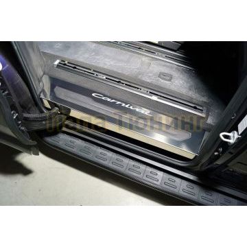 Накладки на пластиковые пороги задние (лист зеркальный надпись Carnival) 2 шт ТСС для Kia Carnival 2021-