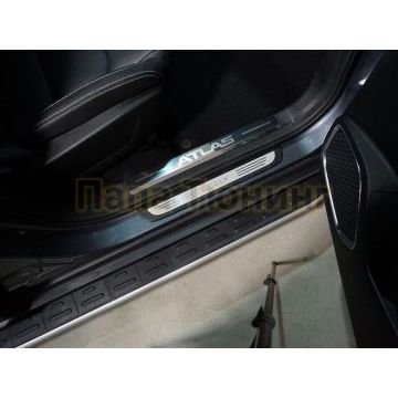 Накладки на пластиковые пороги (лист зеркальный надпись Atlas) 4шт ТСС для Geely Atlas PRO 2021-