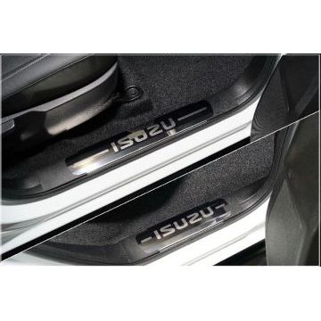 Накладки на пластиковые пороги (лист зеркальный надпись ISUZU) 4шт ТСС для Isuzu D-MAX 3.0D 2019-