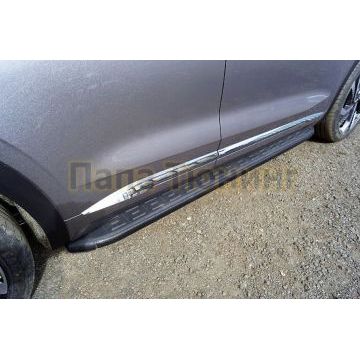 Пороги алюминиевые с пластиковой накладкой (карбон черные) 1820 мм ТСС для Geely Monjaro 2023-