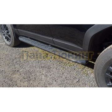 Пороги алюминиевые с пластиковой накладкой (карбон черные) 1720 мм ТСС для Toyota Land Cruiser 250 Prado 2024-
