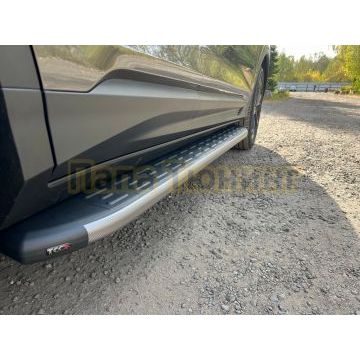 Пороги алюминиевые с пластиковой накладкой (карбон серые) 1720 мм ТСС для Geely Coolray 2024-