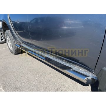 Пороги труба с проступью с алюминиевым уголком d76 Папа Тюнинг для Mitsubishi L200 2015-2019