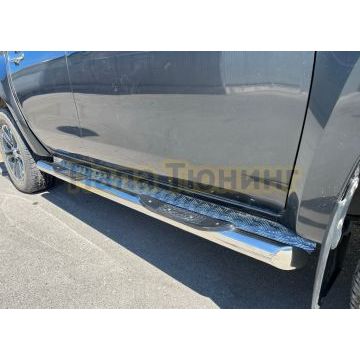 Пороги труба с проступью с алюминиевым уголком d76 Папа Тюнинг для Mitsubishi L200 2019-