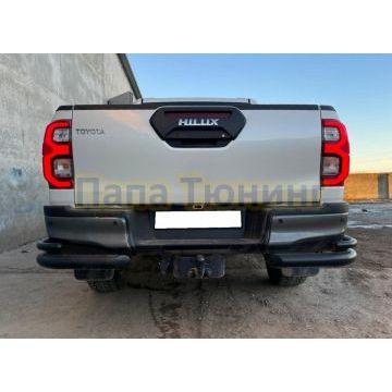 Защита заднего бампера угловая двойная с покрытием «раптор» d76/42 Папа Тюнинг для Toyota Hilux Black Onyx 2020-
