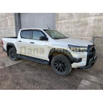 Защита штатного порога с покрытием «раптор» d42 Папа Тюнинг для Toyota Hilux Black Onyx 2020-