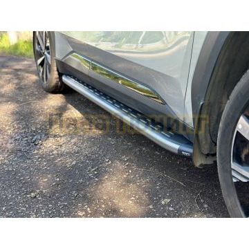 Пороги алюминиевые с пластиковой накладкой (карбон серые) 1820 мм ТСС для Geely Atlas 2023-