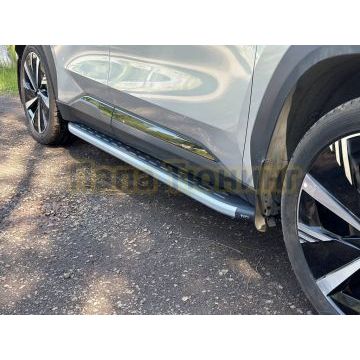 Пороги алюминиевые с пластиковой накладкой (карбон серебро) 1820 мм ТСС для Geely Atlas 2023-