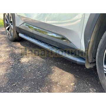 Пороги алюминиевые с пластиковой накладкой (карбон черные) 1820 мм ТСС для Geely Atlas 2023-