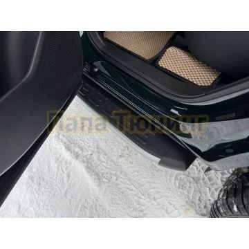 Пороги алюминиевые с пластиковой накладкой (карбон серебро) 1720 мм ТСС для Tenet T8 4WD 2025-