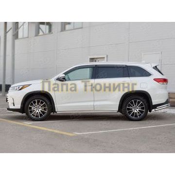 Пороги с площадкой нержавеющий лист 42 мм РусСталь для Toyota Highlander 2017-2020