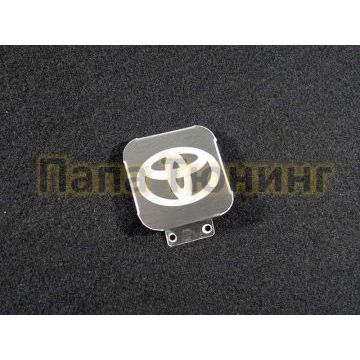 Заглушка на фаркоп с логотипом Toyota из нержавеющей стали ТСС для Toyota Land Cruiser 200 2015-