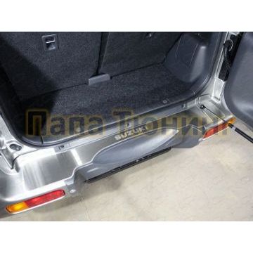 Накладка на задний бампер шлифованный лист надпись Suzuki ТСС для Suzuki Jimny 2012-2018 Накладка на задний бампер шлифованный лист надпись Suzuki ТСС для Suzuki Jimny 2012-2018