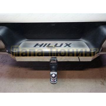 Накладка на задний бампер (лист шлифованный надпись HILUX) ТСС для Toyota Hilux Black Onyx 2020-