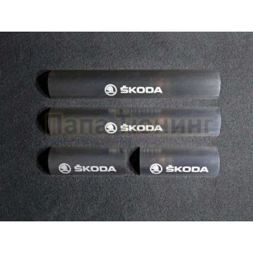 Накладки на пластиковые пороги зеркальный лист надпись Skoda ТСС для Skoda Octavia A7 2013- Накладки на пластиковые пороги зеркальный лист надпись Skoda ТСС для Skoda Octavia A7 2013-