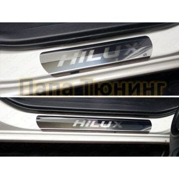 Накладки на пороги (лист зеркальный надпись Hilux) ТСС для Toyota Hilux Black Onyx 2020-