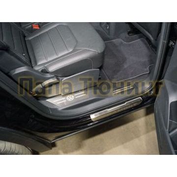 Накладки на пластиковые пороги задние лист шлифованный лотип VW 4 шт ТСС для Volkswagen Teramont 2018-