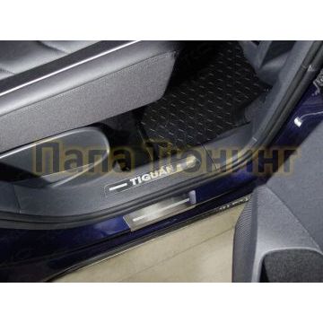 Вставки задние на пластиковые пороги зеркальный лист надпись Tiguan 2 штуки ТСС для Volkswagen Tiguan 2016-